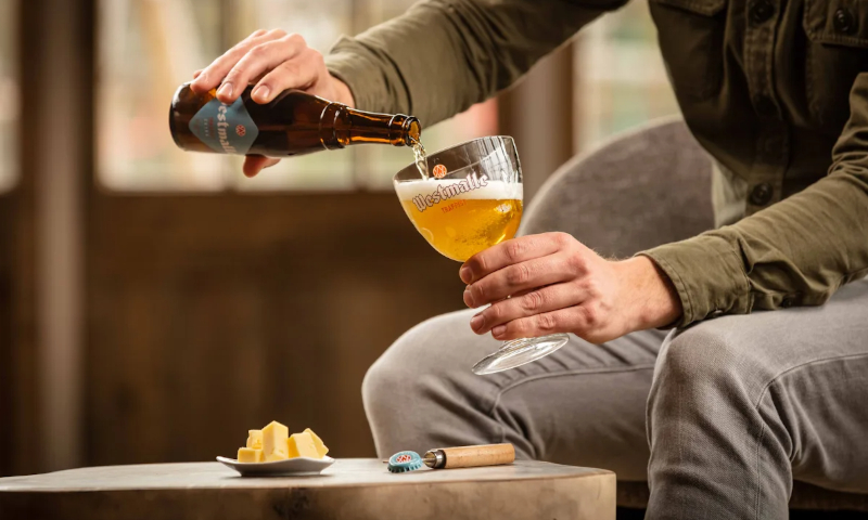 Man schenkt Westmalle Extra in